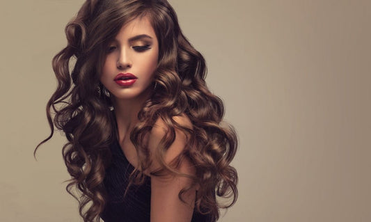 cheveux frisés naturels et ondulés
